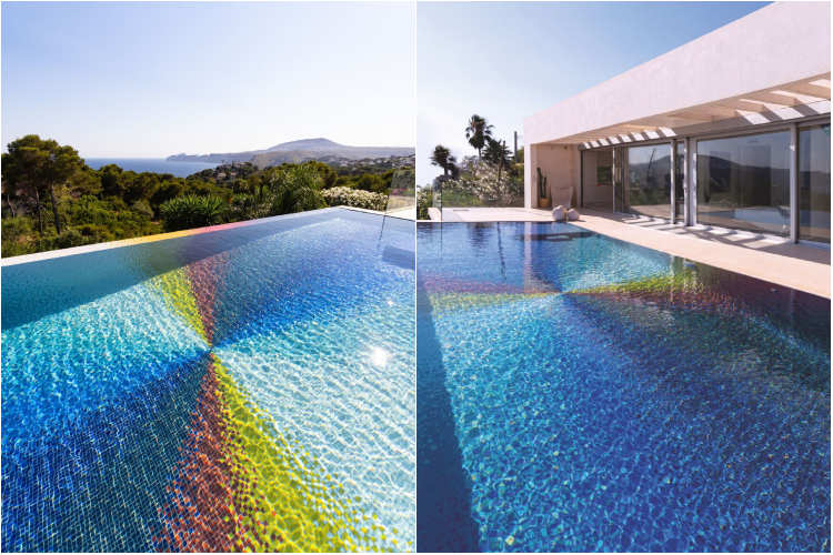 Umetničko delo sastavljeno od mozaičkih pločica u duginim bojama oblaže dno bazena
